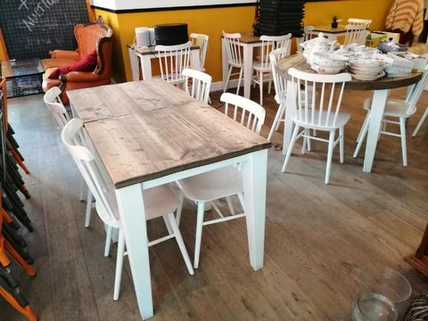 Lot van 11 tafels en 25 stoelen vervaardigd uit hout