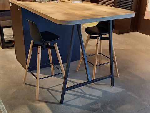 Halfrond bureau met dossierkast en 2 design barkrukken