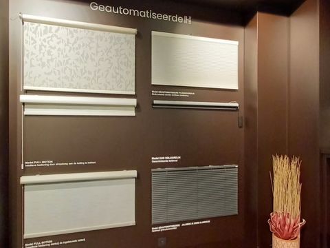 Toonzaalwand" Geautomatiseerde" incl. inhoud (zie afb.)