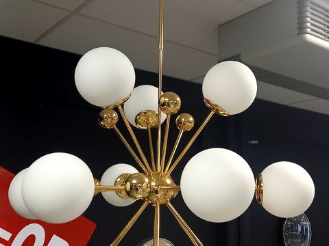 Atom goudkleurige kroonluchter met melkwitte glazen bollen