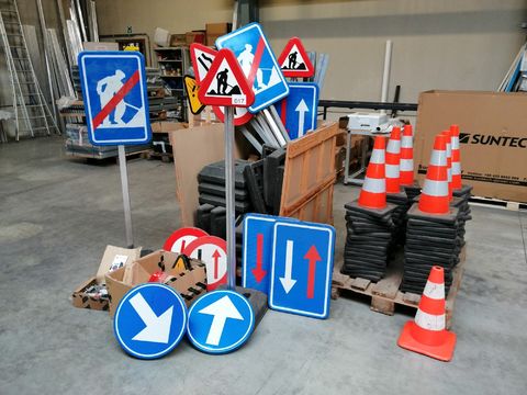 Lot verkeersborden en kegels