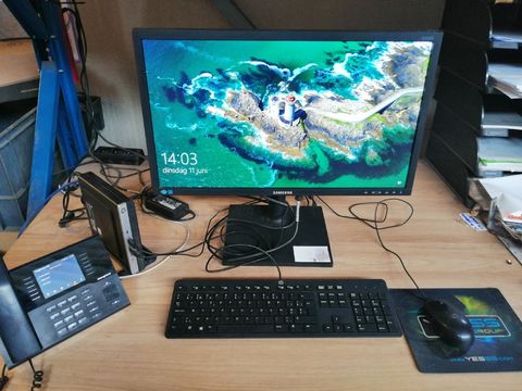 PC avec écran, imprimante, téléphone et chaise de bureau