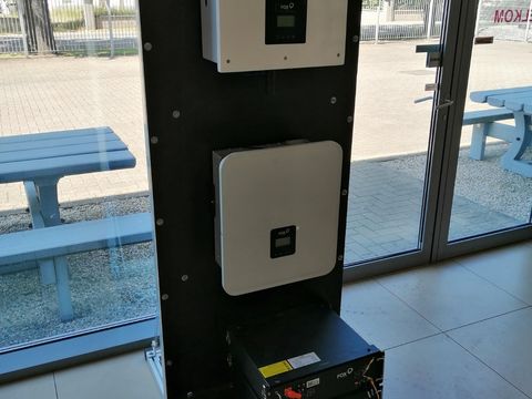 Showroom set-up FOXEss with 2 storage batteries and 2 inverters