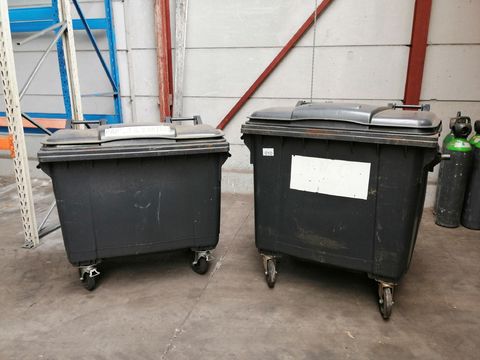 2 conteneurs à déchets en plastique