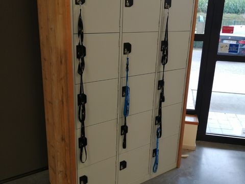 Lockerkast bekleed met steigerhout